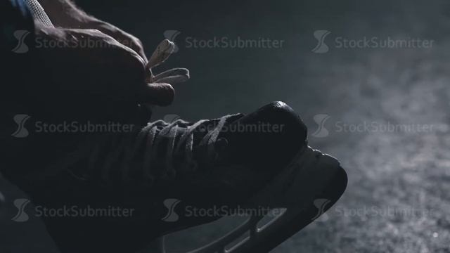 Hockey player tie shoelaces close-up смотреть онлайн