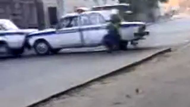 Один мент въехал в жопу другому на дороге Чувак на джипе подумал что менты перек смотреть онлайн
