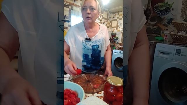 Два рецепта в одном. Помидоры в собственном соку и вяленые томаты смотреть онлайн