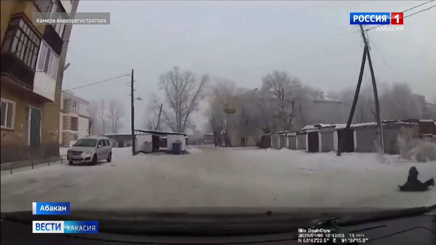 Опасное катание с горки. Ребенок выехал на проезжую часть смотреть онлайн