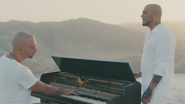 Idan Raichel & Eyal Golan — Of All The Stars At Night | עידן רייכל ואייל גולן – מכל הכוכבים בלילה смотреть онлайн