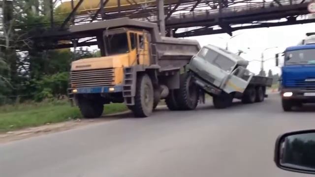 БЕЛАЗ РАЗДАВИЛ КАМАЗ В КУЗБАССЕ смотреть онлайн