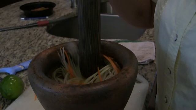 How to Make Vegetarian Papaya Salad with Chef Laura смотреть онлайн