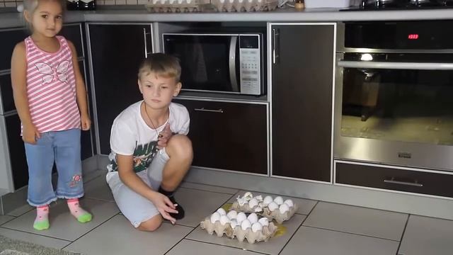 Что будет, если пройтись по сырым яйцам. Челлендж Ходим по яйцам // Ответ сестрам TWINS смотреть онлайн