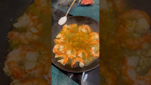 Королевские креветки в сливочно-чесночном соусе#вкусно #быстро #рек#shorts#foodкреветки смотреть онлайн