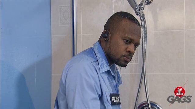 Police Tricked Into Taking a Shower смотреть онлайн