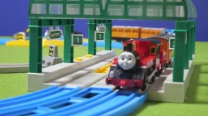 Желеная дорога для детей! паровозик Томас и железнодорожное депо! Гигантская вращающаяся станция Hyp