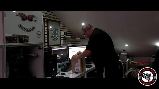 Motorjas inpakken voor de post gewonnen door Libie - Vlog - Van Alles En Nog wat смотреть онлайн