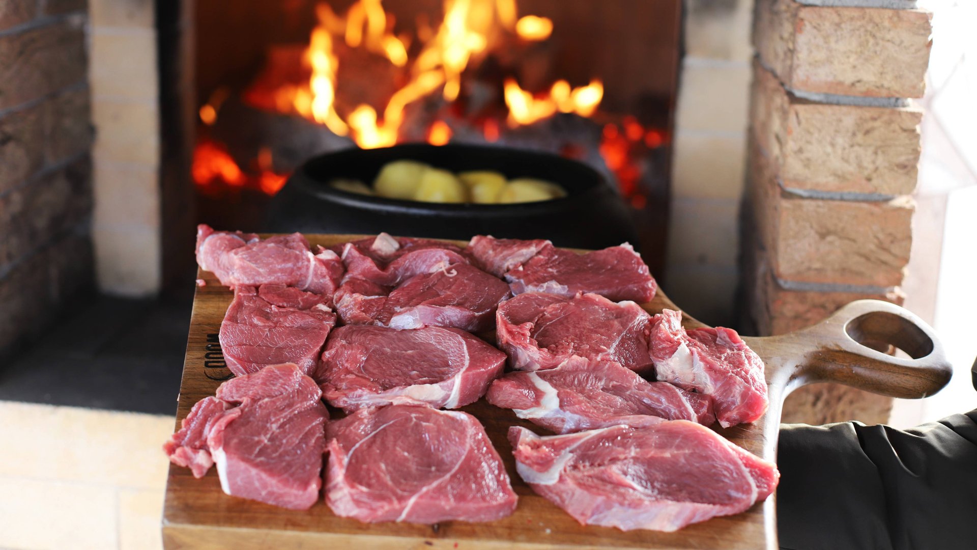 Говядина с картошкой в чугунке из печи смотреть онлайн