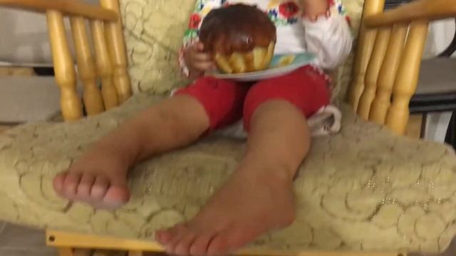 Милиса кушает ромовую бабу. 02.07.2020 смотреть онлайн
