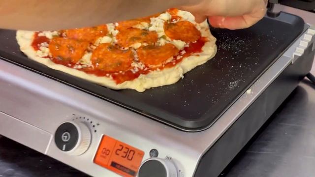 Эксперимент! Пробуем приготовить пиццу на гриле! Лайфхаки от повара как сделать настоящую пиццу! смотреть онлайн