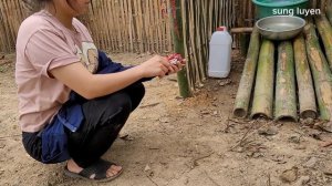 The life of a 16-year-old single mother - Taking her sick child back to the hospital for treatment