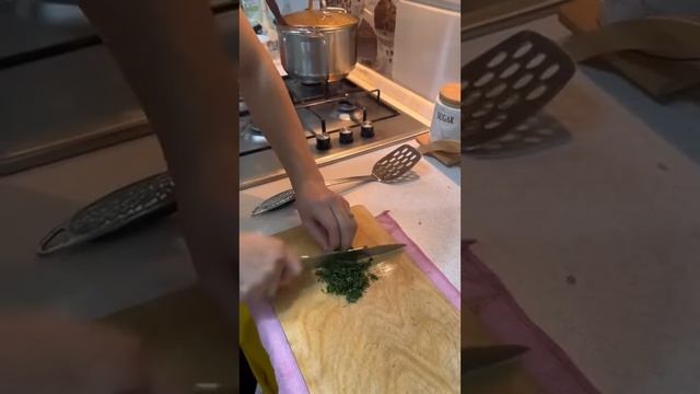 Куриный Бургер с соусом АхиАмарилло и булочкой Бриошь смотреть онлайн