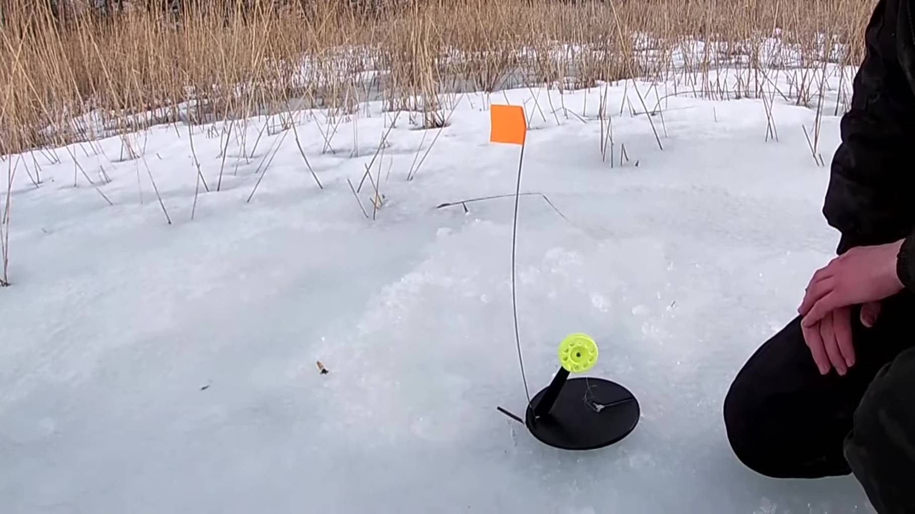 Зимняя рыбалка на жерлицы! Щука на жерлицы и рыбалка на окуня. смотреть онлайн