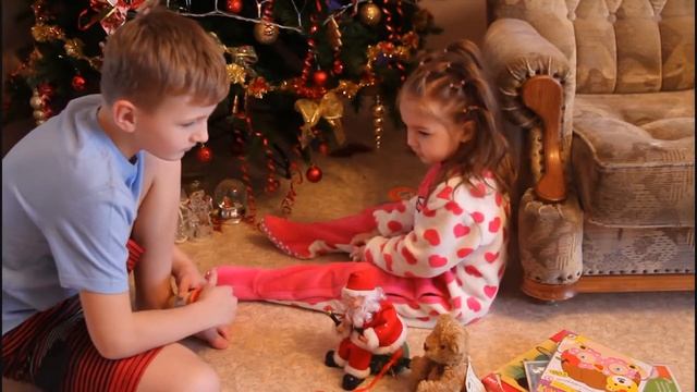 Алиса и Егор распаковывают подарки на Старый Новый Год 2016 смотреть онлайн