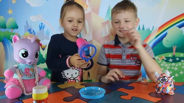 Пускаем мыльные пузыри из пистолета для пузырей Blow bubbles from the bubble gun смотреть онлайн