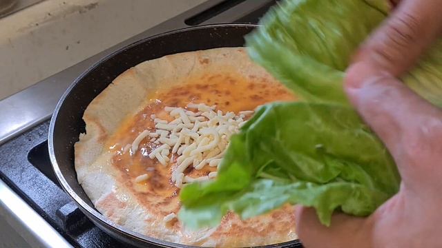 Il vous suffit de verser les œufs sur la tortilla pour vous régaler ✔ recette moins d' 1 euros ✔ смотреть онлайн