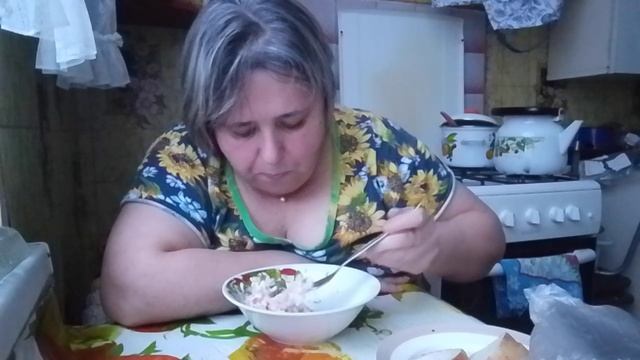 Мукбанг, Салатик, бутерброды с чавычей, и домашний тортик. Информация для Глазовских зрителей смотреть онлайн