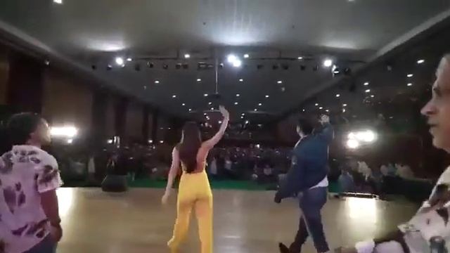 Varun Dhawan and kaira Advani in Heritage campus (Kolkata) смотреть онлайн