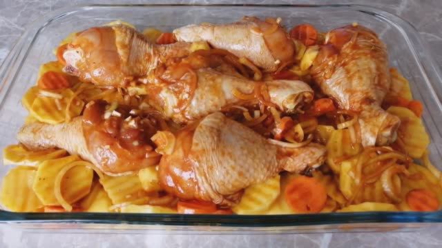 Проще и вкуснее не придумать на обед или ужин! Маринованная голень с овощами, как же это вкусно смотреть онлайн