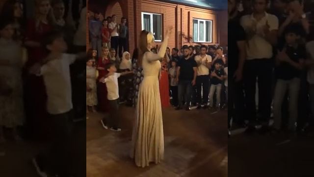 Визажистка Лаьма красива танцует😻😻😻😻 смотреть онлайн