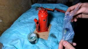 Заливка масла в бутылочный гидравлический домкрат