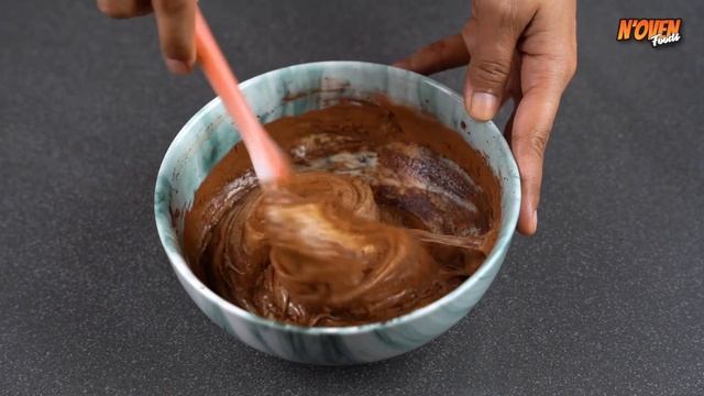 TRY THIS ONE BATTER TWO FLAVOUR CAKE RECIPE | CHOCOLATE VANILLA CAKE RECIPE | WITHOUT OVEN смотреть онлайн