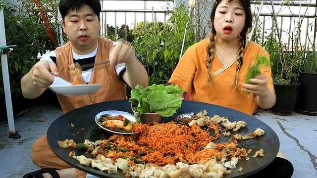 SUB]대패삼겹살+신라면볶음면 이정도면 광고비 받아야 할듯~ 신라면볶음면 먹방 맛있게 먹는 법 Shin Ramyeon Korean Mukbang смотреть онлайн