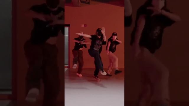Танцы под музыку - Саламандра (Миа Бойко) смотреть онлайн