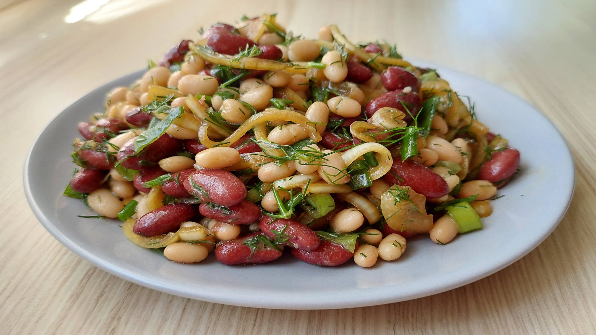 Вкуснейший салат с фасолью и маринованным луком! Салат из простых продуктов! смотреть онлайн