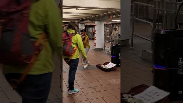 Уличный музыкант в подземке Нью-Йорка смотреть онлайн