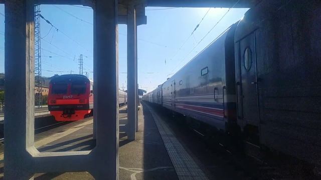 Электровоз ЭП1-021 с почтово багажным поездом смотреть онлайн