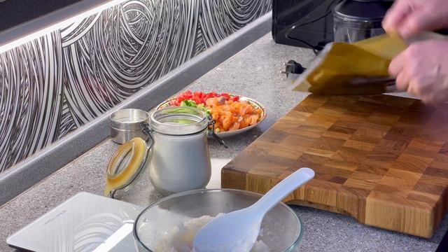 Принципы приготовления Японских пирожков Онигири в домашних условиях. Японская кухня смотреть онлайн