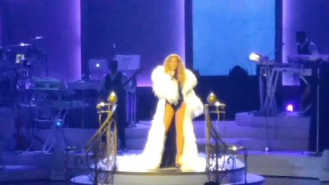 Mariah Carey opens up at the Caesars Palace in Las Vegas смотреть онлайн