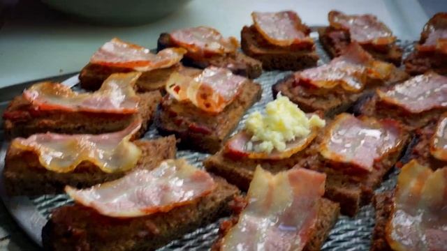 Если вы не пили пенное с этой закуской, то вы многое потеряли! Гренки к пиву! смотреть онлайн