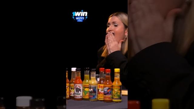 "От соуса какать захотелось" - Роман Каграманов / Лаура Джугелия FAMETIME TV #shorts смотреть онлайн