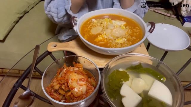 (ENG) vlog 4 :) 독서실 갈 준비 | 다이슨 에어랩 |빵집 가기 | 떡라면 먹방 | 설거지 | 일상기록 | mukbang | Ramen with Rice Cakes смотреть онлайн