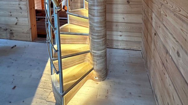Наши лестницы собирать легко. It is easy to assemble this staircase.