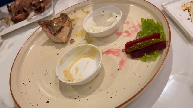 Eating the best whole Grilled Chicken!! Wings!! Mandi biryani!! (Hummus Lebanese cafe) смотреть онлайн