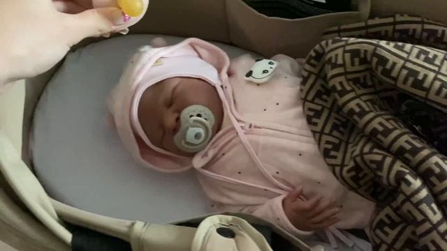 SHOPPING WITH THE NEW BABY REBORN ШОПИНГ С НОВОЙ МАЛЫШКОЙ РЕБОРН смотреть онлайн