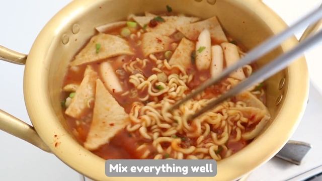 EASY CHEESY RABOKKI 라볶이 RECIPE | KOREAN RAMEN & TTEOKBOKKI WITH CHEESE смотреть онлайн