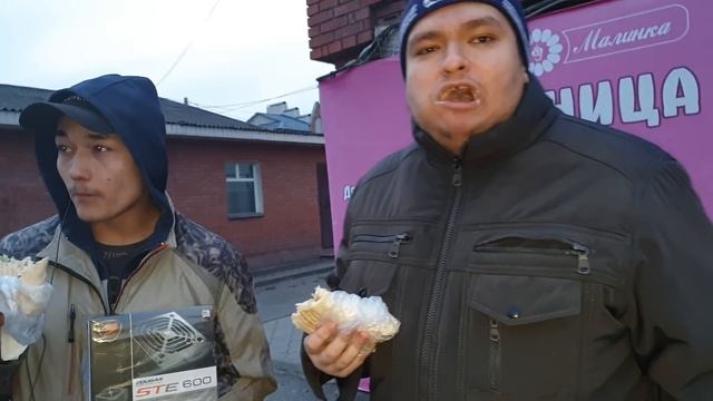 Ужинаем с Денисом шаурмой на улице весной в 19:30 вечера смотреть онлайн