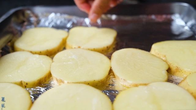 【农家的小勇】小勇烤猪肉片土豆片，土炉子烤就是得劲，出炉满园飘肉香 смотреть онлайн