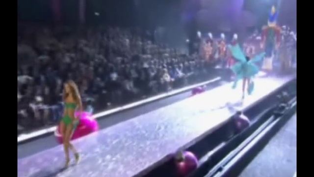 Victory Secrets Fahsion Show Tyra Banks Runway feat.. Sean Nicholos And Z-child смотреть онлайн
