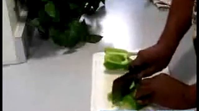 How to Make Crawfish Etouffee : Cutting Bell Peppers for Crawfish Etouffee смотреть онлайн