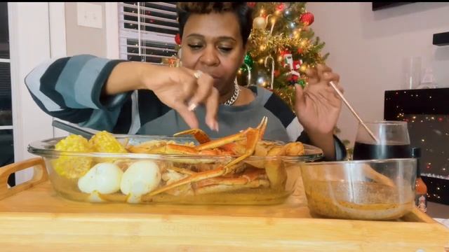 Juicy Snow Crab Legs and Udon Noodles with @Bloveslife Slappin Hotsauce #foodie #eatingshow #svl смотреть онлайн