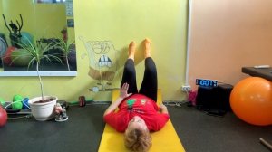 Реабилитация / лечебная гимнастика у стены.