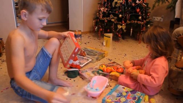 Алиса и Егор распаковывают новогодние подарки. 2016 Новый Год. смотреть онлайн