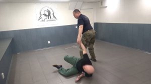 Примеры освобождения от захвата за ворот в стойке рычагом  Подключение ног. Подсечка
