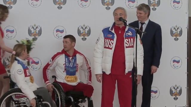 «Мы хотели подарить вам улыбки» В Шереметьево встретили паралимпийцев смотреть онлайн